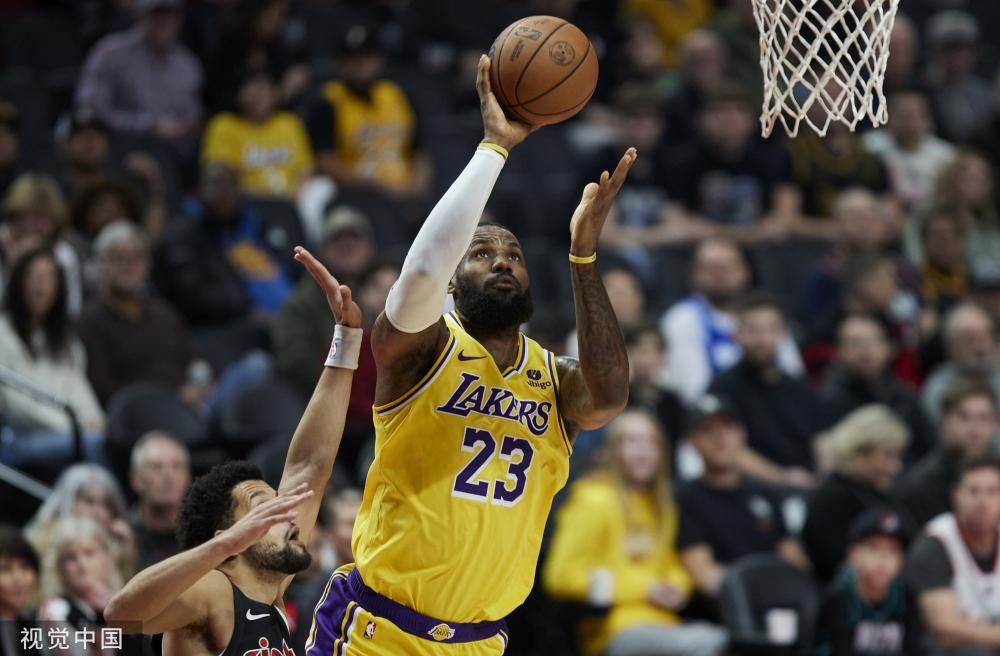 随着全球足 随着全球足